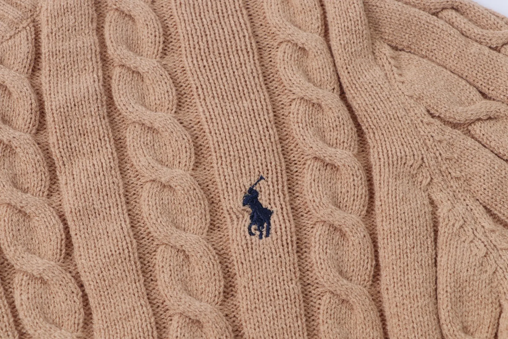P210 [Ralph Lauren round neck solid color pony embroidery logo twist knitted sweater] ✅Ralph Lauren classic basic versatile knitted pullover crew neck sweater for men and women ✅Main supplier platform live broadcast Wholesale entity Replenish when out of stock will not be removed from the shelves ✅ZP quality 1:1 pattern making Scan the code to enter the GF website Counter quality ✅Detailed quality is the only one in Guangzhou Imported quality cotton yarn Focus on high-end cost-effective Good quality Needless to say ✅The version is restored to the original version. The maximum size can be worn up to 1105 pounds. Loose, comfortable and stress-free. ✅The upper body is simple and easy to match. A must-have for ootd. Good-looking clothes are never picky. A must-have in couples’ wardrobes. Size: S-XL. Color: black, white, gray, royal blue, pink, sky blue, khaki.